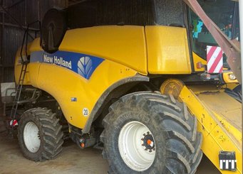 Moissonneuse batteuse New Holland CX 8090 - 2