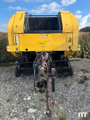 Presse à balles rondes New Holland BR740A - 1