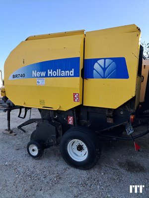 Presse à balles rondes New Holland BR740A - 1
