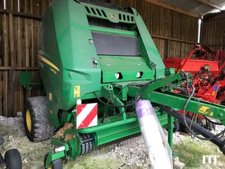 Presse à balles rondes John Deere V 451 M - 1