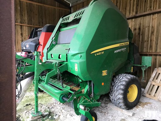 Presse à balles rondes John Deere V 451 M - 1