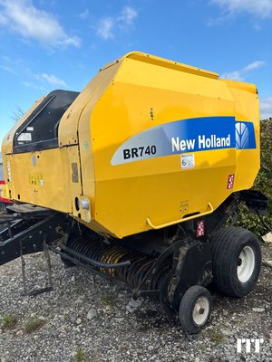 Presse à balles rondes New Holland BR740A - 1