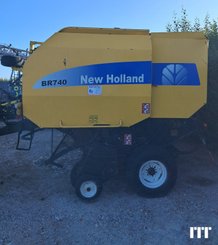 Presse à balles rondes New Holland BR740A - 4