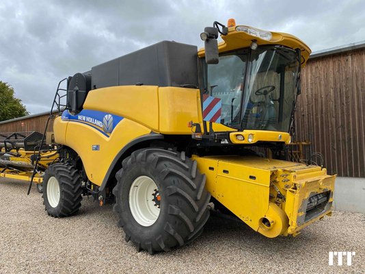 Moissonneuse batteuse New Holland CR 9090 - 1