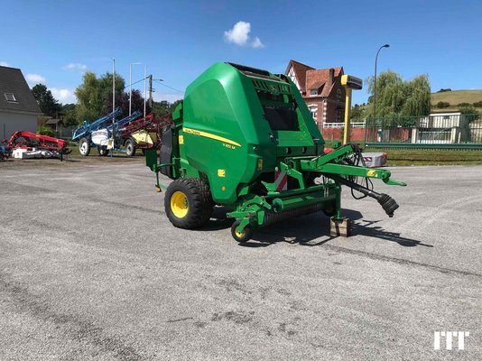 Presse à balles rondes John Deere V 451 M - 1