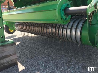 Presse à balles rondes John Deere V 451 M - 4