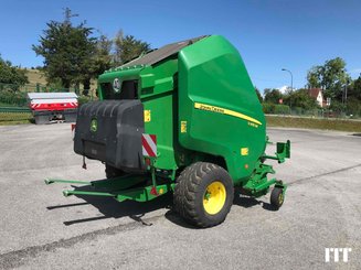 Presse à balles rondes John Deere V 451 M - 1
