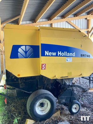 Presse à balles rondes New Holland BR740A - 1