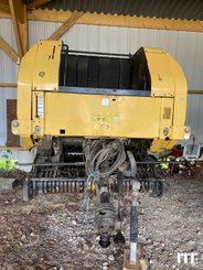 Presse à balles rondes New Holland BR740A - 2