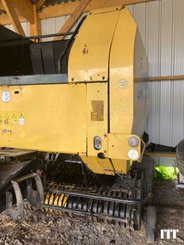 Presse à balles rondes New Holland BR740A - 3